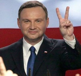 الرئيس البولندي يتعهد بمراجعة تشريع أغضب إسرائيل