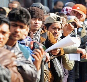 العمل النيابية تحمل العبادي مسؤولية كثرة العمالة الاجنبية وإبقاء الخريجين دون تعيين