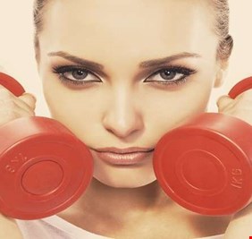 تحذيرات من استخدام مستحضرات التجميل أثناء الرياضة