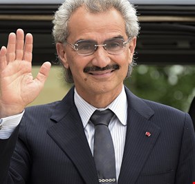 بالصورة: الوليد بن طلال يشم هواء الحرية في البر السعودي