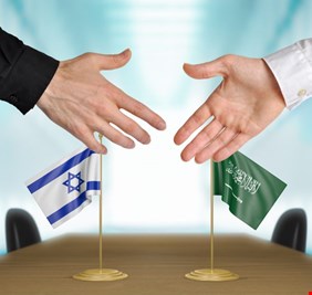 من عجائب الأمة العربية.. إعلامي سعودي يقول: لو أملك معلومة واحدة تفيد إسرائيل في انتصارها لقدمتها لها ”!