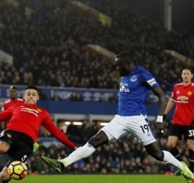 باريس يخطط لخطف لاعب مانشستر يونايتد.. ومورينيو يتمنى استمراره