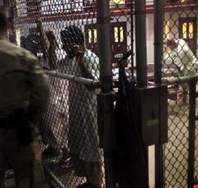 للمرة الأولى في عهد ترامب.. البنتاغون يعيد سعوديا من غوانتانامو للرياض