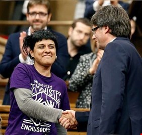 زعيمة كتالونية تفر إلى سويسرا هربا من المحاكمة في إسبانيا