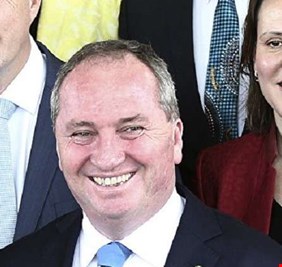 غراميات نائب رئيس وزراء أستراليا مع سكرتيرته السابقة تطيح به من منصبه!