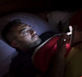 إغلاق الأجهزة الالكترونية قبل النوم ينقذنا من أمراض قاتلة