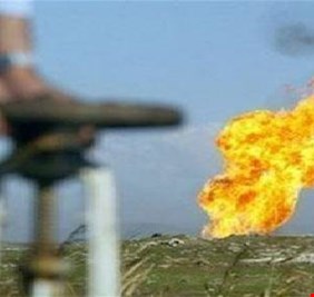 النفط يهبط مع تسارع نمو الإنتاج الصخري الأمريكي