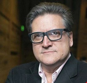 لماذا منع مجلس الشيوخ الأمريكي أحد أعضائه من معانقة زملائه وزميلاته؟