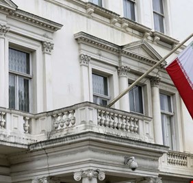 إيران تستدعي سفير بريطانيا وتتوعد بالرد على تصرفات شرطتها