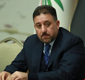 من هي الشخصية الشيعية التي ساعدت خميس الخنجر بالإفلات من اجراءات المساءلة والعدالة؟