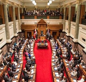 شرطة لندن تفحص طردا مريبا في مبنى البرلمان البريطاني