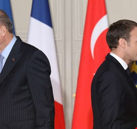 أردوغان يبلغ ماكرون انزعاجه من 