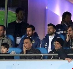 لماذا لم يشارك ميسي في مباراة الأرجنتين وايطاليا الودية، ولماذ جلس في المدرجات وليس مع البدلاء؟