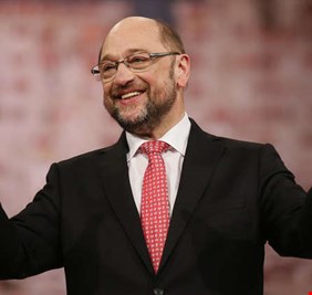 الرئيس السابق للحزب الاشتراكي الألماني يقر بارتكابه 