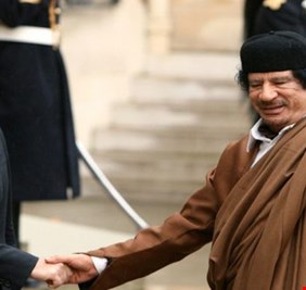 مترجم القذافي يفضح الرئيس  الفرنسي ساركوزي، ويكشف اسم الوسيط الذي اوصل له الرشى !