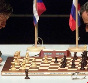 بعيدا عن الشطرنج.. نزال بين البطلين كاربوف وكاسباروف