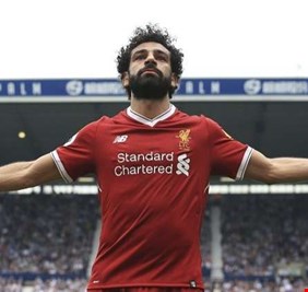 النجم المصري محمد صلاح يتوج بجائزة أفضل لاعب في الدوري الإنجليزي الممتاز