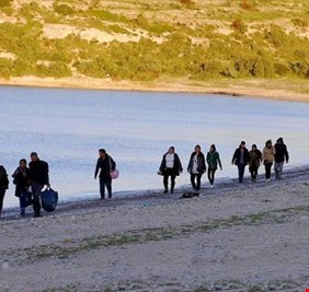 ميركل: نعتزم قبول 10 آلاف لاجئ