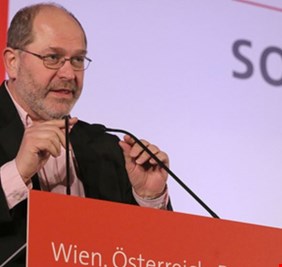 المرشحون العراقيون يعلقون اكبر اللافتات في العالم .. برلماني نمساوي : رأيت لافتات لم ارى كحجمها في حياتي