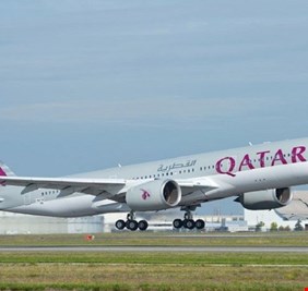 طائرة الخطوط القطرية تنجو اليوم بإعجوبة من السقوط وتهبط بسلام في مطار البصرة .. مشاهد مرعبة