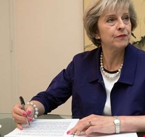 تيريزا ماي تقبل استقالة وزيرة داخليتها على خلفية إجراءات اتخذتها بحق المهاجرين