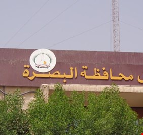 مسؤول رفيع يعلق صحفياً عراقياً  على بوابة مبنى مجلس البصرة !