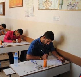 بالفيديو : هكذا نريدكم تكونون .. طلاب عراقيون يودعون استاذهم في احدى مدارس كركوك