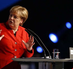 ميركل تدعو للإبقاء على الاتفاق النووي مع إيران