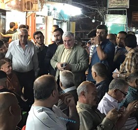 بلا مواكب حمايات ولا فنادق ولا مهاويل... رائد فهمي يجالس الفقراء  على الأرصفة للترويج لـ 
