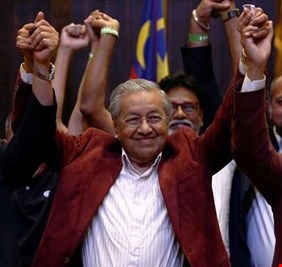 تحالف الأمل بقيادة مهاتير محمد يفوز بالانتخابات العامة في ماليزيا