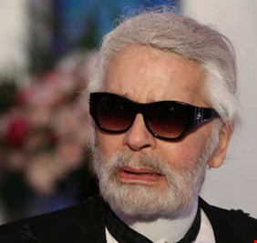 كارل لاغرفيلد يهاجم ميركل ويهدد بالتخلي عن الجنسية الألمانية