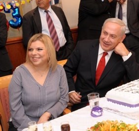 الأسوشيتد بريس : نتنياهو وزوجته يتعشيان مع سفيري الامارات والبحرين في مطعم عام بواشنطن