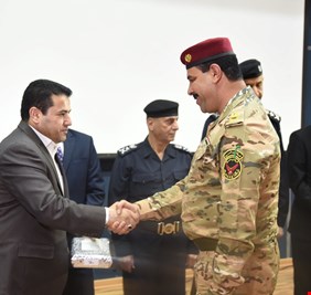 وزير الداخلية يكرم عددا من قادة الوزارة والمدراء العامين والضباط فيها