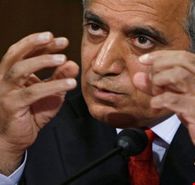 السفير الأمريكي السابق في العراق : كنا على وشك قتل مقتدى الصدر لولا تدخل السيد السيستاني!