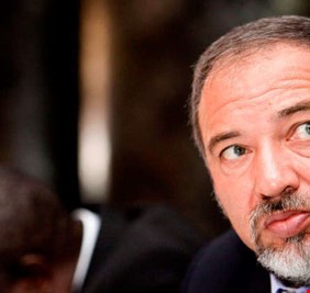 ليبرمان يهاجم النواب العرب في الكنيست ويطالب بزجهم في السجن!