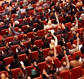 نائب يكشف : 153 نائباً يطالبون بإلغاء الانتخابات وإقالة المفوضية