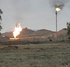 فضيحة جديدة..صحيفة تكشف عن تقديم رشى بملايين الدولارات لمسؤولين بوزارة النفط