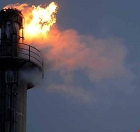 أسعار النفط تهبط مع دراسة السعودية وروسيا زيادة الإنتاج