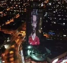 حباً به، ونكاية براموس.. العراقيون يضعون صورة محمد صلاح على اكبر وأعلى مكان ضوئي في العراق