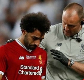 طبيب ليفربول يكشف مدة غياب صلاح عن الملاعب