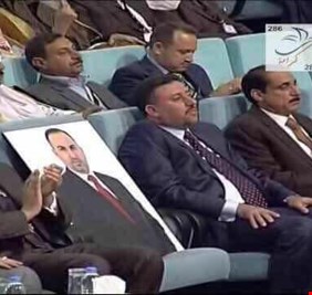 اشتغلت رحمة الله .. خميس الخنجر يضع صورة المجرم الإرهابي القاتل الى جانبه