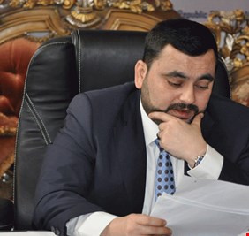 إنها مهزلة فعلاً .. وزير الزراعة يصر على شراء أسمدة ب 40 مليون دولار، ووزير الموارد المائية يقول له: ليس لدينا مياه تكفي لسقيها !