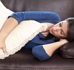 لماذا يحذر العلماء من النوم الطويل؟