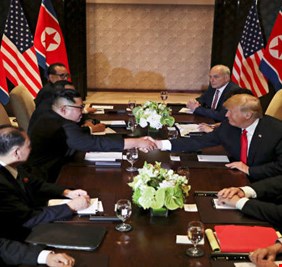 بعد قمة ثنائية استمرت 45 دقيقة.. ترامب يعلن أن اللقاء الذي جمعته مع كيم 