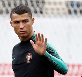 زميل لرونالدو يكشف مدى تأثير أنباء رحيله عن ريال مدريد في أجواء منتخب البرتغال