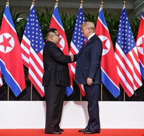 ترامب- رغم نجاح لقاء القمة مع كيم جونغ أون- إلا أنه غادر منزعجاً بسبب خلو مائدة الطعام من البرغر