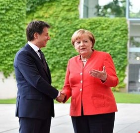 ميركل تتعهد بدعم إيطاليا في معالجة قضية المهاجرين