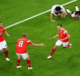 مفاجأة.. عضو اتحاد الكرة المصري يبيع التذاكر قبل لقاء روسيا