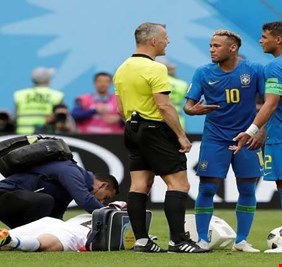 نيمار يهين قائد منتخب بلاده خلال مباراة كوستاريكا