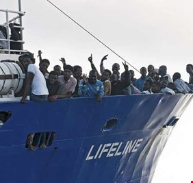 بعد جدل أوروبي.. سفينة المهاجرين 